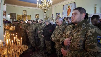 Soldados ucranianos asisten a una misa de Navidad en una iglesia ortodoxa. - Sergey Kozlov - EFE.