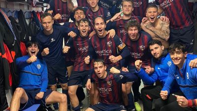 Festejo de la plantilla del Huesca B en el vestuario. Foto: SD Huesca