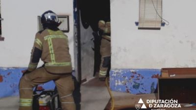Los bomberos de la DPZ del parque de Calatayud durante el rescate. / DPZ