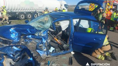 La conductora del turismo ha tenido que ser excarcelada tras ser herida en una colisión frontolateral con un camión en Alagón. / Diputación de Zaragoza