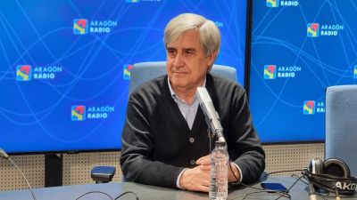 Juan José Badiola en los estudios de Aragón Radio.