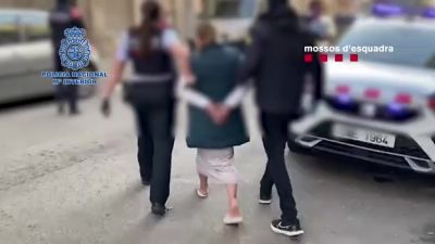 Momento de la detención de una de las integrantes de la organización. / Mossos d'Esquadra