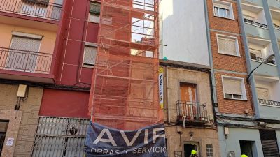 El accidente ha ocurrido en el número 31 de la calle San Antonio Abad. / Marisa Yubero