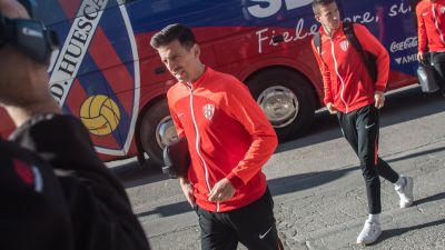 Llegada de la SD Huesca al Estadio Municipal Cartagonova