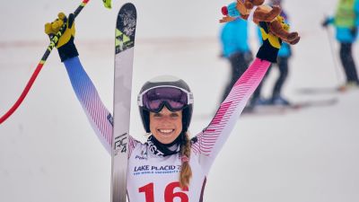 Celia Abad celebra su tercer puesto en los Juegos Universitarios Mundiales de Invierno de Lake Placid.