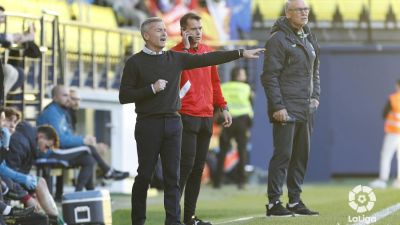 Fran Escribá da órdenes durante el partido ante el Villarreal B. Foto: LaLiga