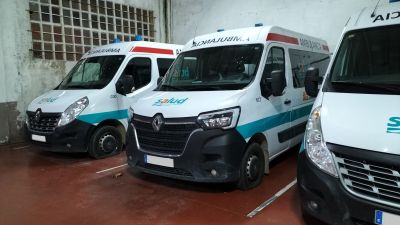 Algunas de las ambulancias vandalizadas, con las ruedas pinchadas.