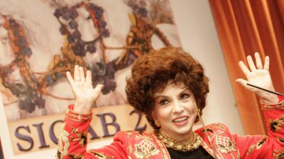 Fotografía de archivo fechada el 25 de noviembre de 2006, cuando la actriz italiana Gina Lollobrígida ofreció una rueda de prensa en el Palacio de Exposiciones y Congresos de Sevilla. / EFE.