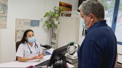 Una médico atendiendo a un paciente en consulta.