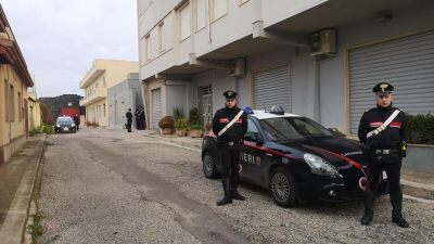 Oficiales de Carabinieri hacen guardia frente al escondite del jefe de la Cosa Nostra, Matteo Messina Denaro. / EFE.
