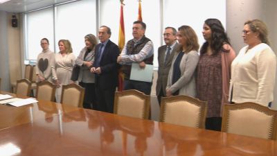 El gerente del Salud, José María Arnal (cuarto por la izda.) junto a los representantes de los sindicatos médicos, tras la firma.