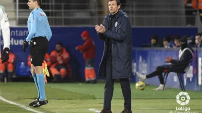 Cuco Ziganda da instrucciones a sus jugadores durante el duelo ante el Oviedo.