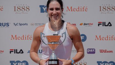 Carlota Martínez posa en el trofeo de campeona del ITF W25 de Buenos Aires.