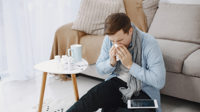 Imagen de un joven con gripe. / Canva