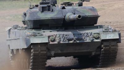 Uno de los tanques 'Leopard 2' en una de las maniobras recientes de la OTAN./ EFE/EPA/FOCKE STRANGMANN.