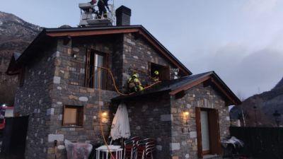 Los bomberos de la DPH actúan sobre la chimenea de una vivienda. / DPH
