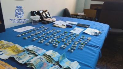 Los detenidos tenían 87 bolsitas de cocaína listas para vender y más de 18.000 euros en efectivo. / Policía Nacional.