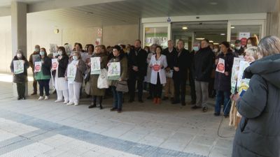 Concentración de personal sanitario en el centro de salud Amparo Poch, en Zaragoza.