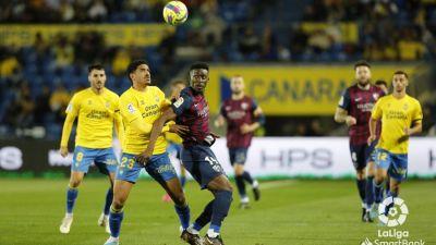 Kanté pelea un balón en un lance del partido.