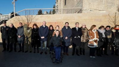 Familiares y políticos asisten al homenaje a las víctimas
