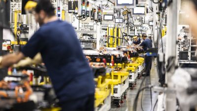 Varios empleados en la planta automovilística de Stellantis en Figueruelas (Zaragoza). / EP.