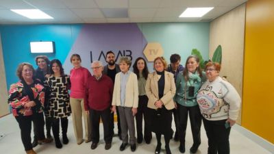 Las consejeras Broto y Díaz posan junto a varios de los voluntarios de La Compañía.