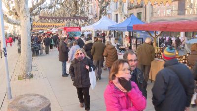 Numerosas personas han pasado este jueves por la feria de la Candelera.