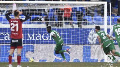 Samuel Obeng celebra su primer gol con la SD Huesca.