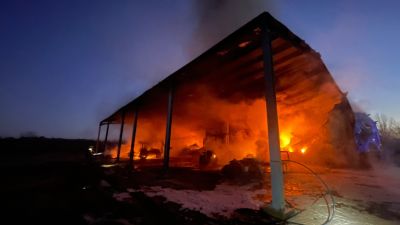 Incendio en una nave agrícola en Binaced (Huesca). / DPH