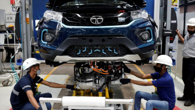 La empresa de baterías para coches eléctricos Tata podría abrir una fábrica en Aragón. / Reuters
