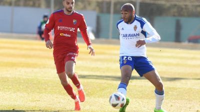 Jay golpea un balón. Foto: Real Zaragoza