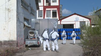 Labores de limpieza en la antigua fábrica de Inquinosa, en Sabiñánigo. / Archivo