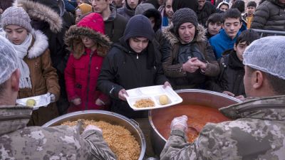 Afectados por el terremoto reciben comida en Diyarbakir, al sur de Turquía. / EFE