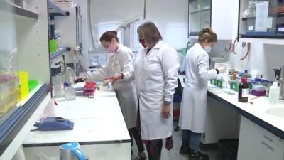 Varias científicas en un laboratorio.
