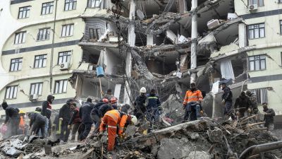Búsqueda de víctimas en un edificio colapsado tras el terremoto en Diyarbakir, en el sudeste de Turquía./ EFE/EPA/REFIK TEKIN.