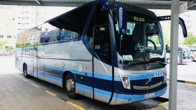 Imagen de un autobús en una estación.