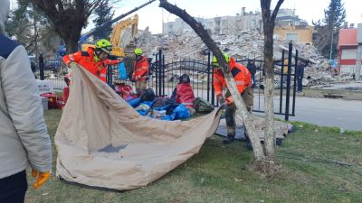 Un grupo de bomberos del Ayuntamiento de Zaragoza está en Turquía colaborando en el rescate. / Ayto. de Zaragoza