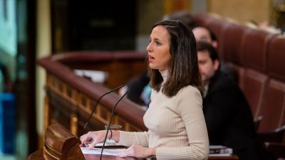La ministra de Derechos Sociales, Ione Belarra, interviene en el pleno del Congreso de los Diputados este jueves. / EFE.