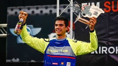 Raúl Guimerá posa con el trofeo conquistado en Budapest.