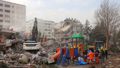 Equipos de emergencias trabajando en la ciudad turca de Kahramanmaras. / Efe
