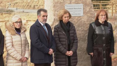 La Reina Sofía en la inauguración, junta a otras autoridades, de cuatro viviendas para alojar a 32 trabajadores temporeros en Fraga.