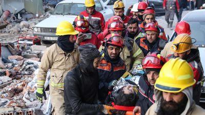 Los equipos de rescate continúan salvo a personas con vida. / EFE