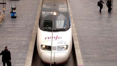 AVE en la estación de Delicias, en Zaragoza. / Europa Press