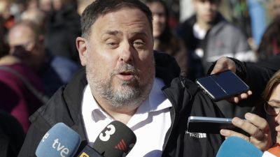 El presidente de ERC, Oriol Junqueras, atiende a los medios en su visita a la Fira de la Candelera, en Molins de Rei el pasado 5 de febrero. / EFE.
