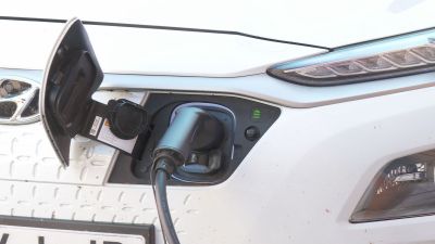 Un vehículo eléctrico cargando la batería.