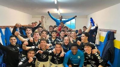 Celebración en el vestuario del equipo monegrino. Foto: Twitter CD Robres
