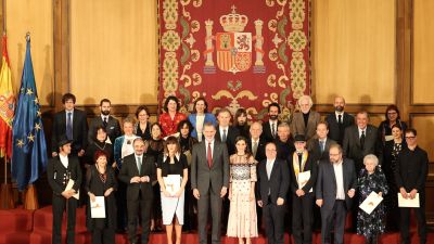 Los Reyes junto a los premiados. / Europa Press.