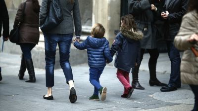 Niños paseando junto a su madre. / Europa Press.
