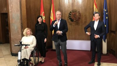 El alcalde de Zaragoza y el consejero municipal de Urbanismo, Víctor Serrano, con la presidenta de la Asociación de Ucranianos Residentes en Aragón, Alina Klochko, y a la exnadadora paralímpica Olena Akopyan, en el primer aniversario de la invasión. / Europa Press.