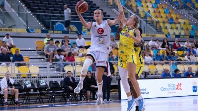 Leo Fiebich entra a canasta en el encuentro de ida disputado en Gran Canaria.